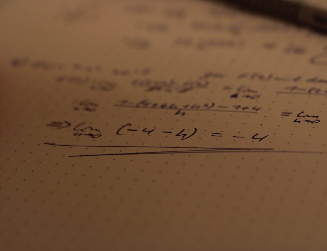 Hur man hittar summan eller skillnaden mellan matematiska problem
