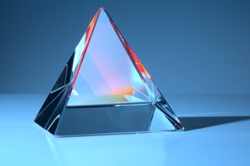 Vilka är likheterna och skillnaderna mellan ett prisma och en pyramid?